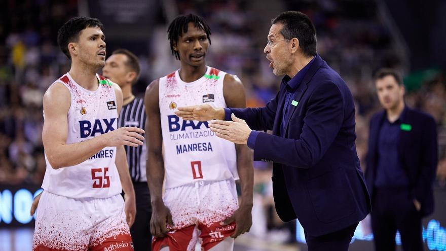 Pedro Martínez, parlant amb Dani Pérez i Badio durant el partit