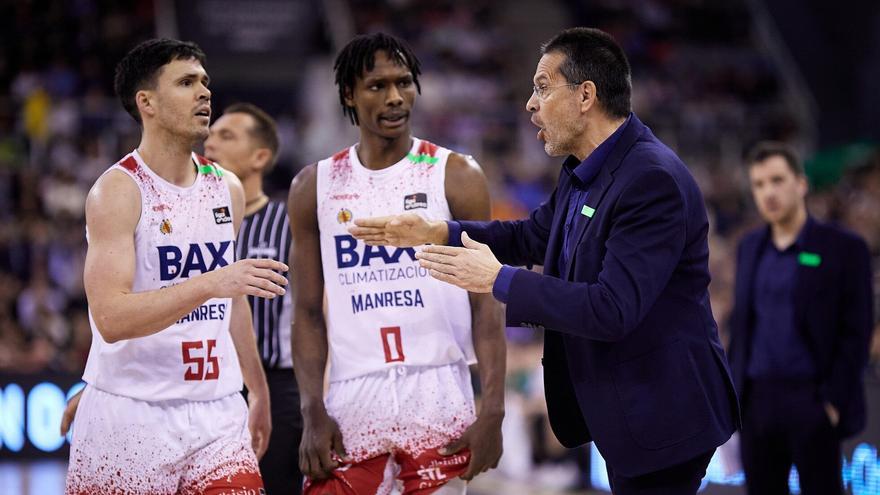 Pedro Martínez, parlant amb Dani Pérez i Badio durant el partit