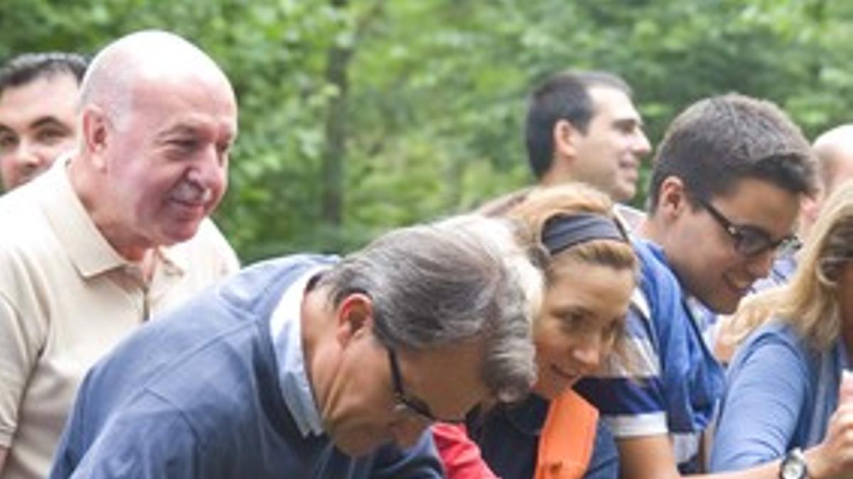 Artur Mas alimenta a un cervatillo en Aran Park.