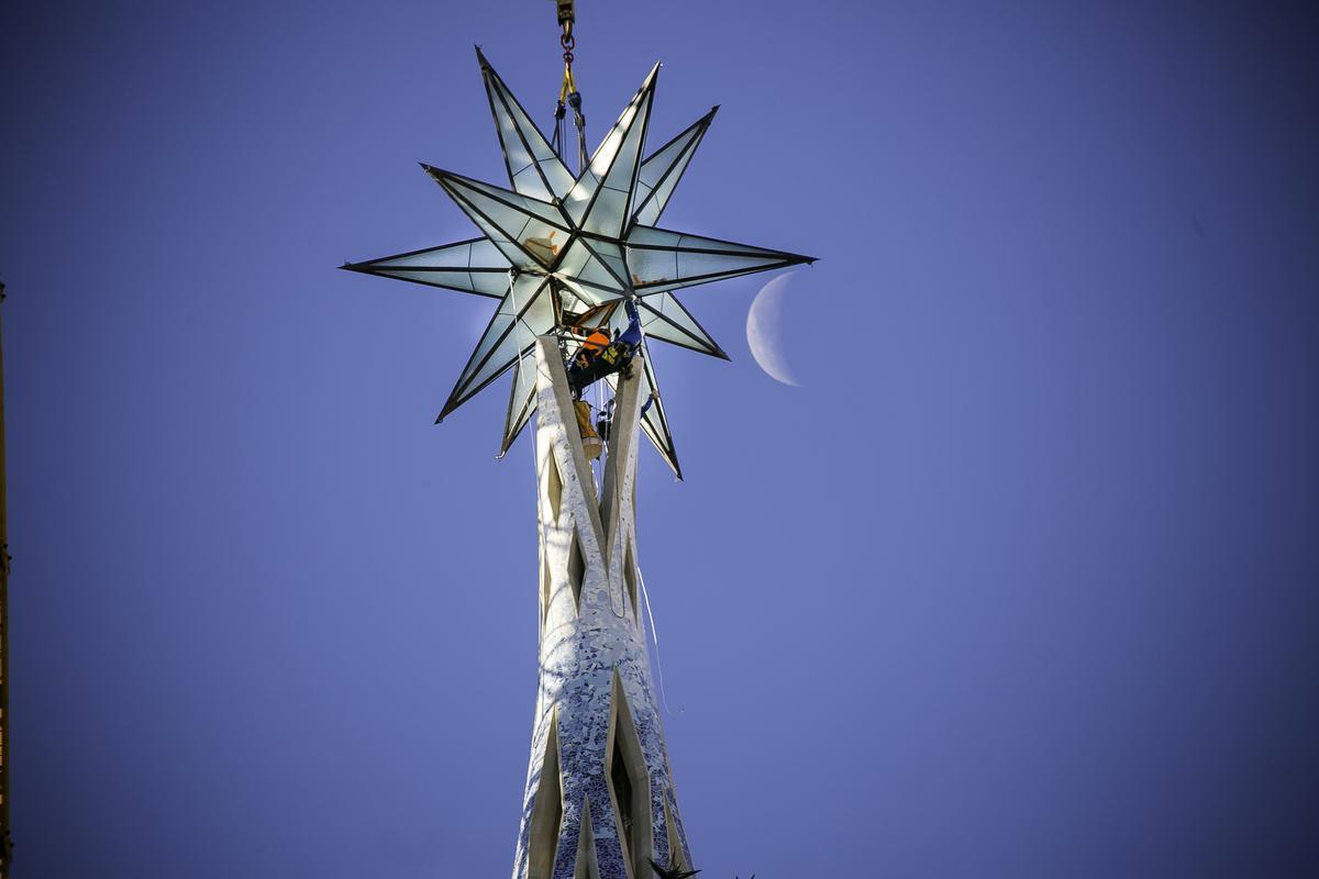 Coronada la torre de María de la Sagrada Familia con una gran estrella