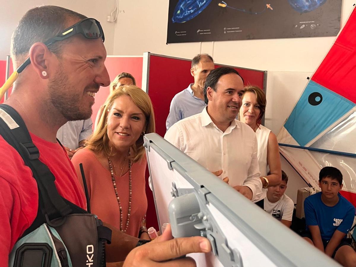 Galeria: Pérez Llorca visita la Escola de la Mar de Benicàssim y destaca la apuesta por el ocio educativo este verano