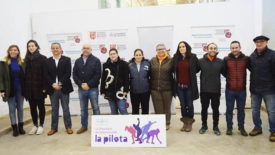 La presentación de la jornada se celebró en el centro municipal de pilota de València.