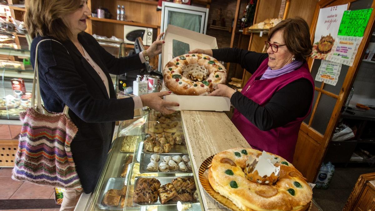 Una panadera vende un roscón de Reyes de Alicante.