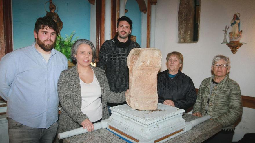 La pila de agua bendita es un altar del siglo II