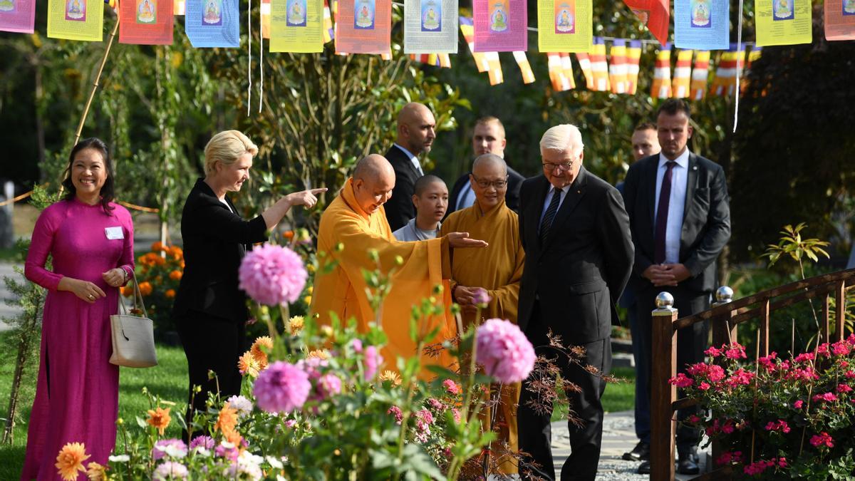 El presidente alemán, Frank-Walter Steinmeier, participa junto a representantes de la comunidad vietnamita en el acto en recuerdo de los ataques racistas de Rostock de hace 30 años.