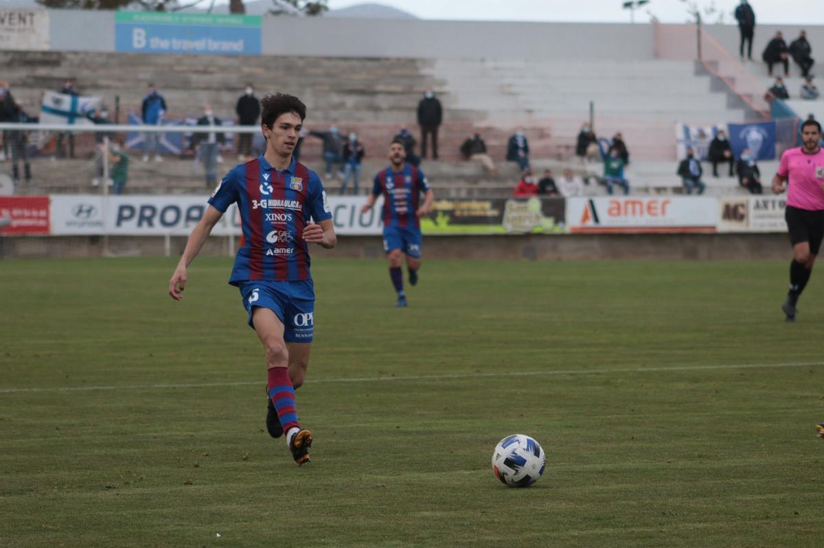 Thomas ha salido tras le descanso, para dar aire al centro del campo del Poblense