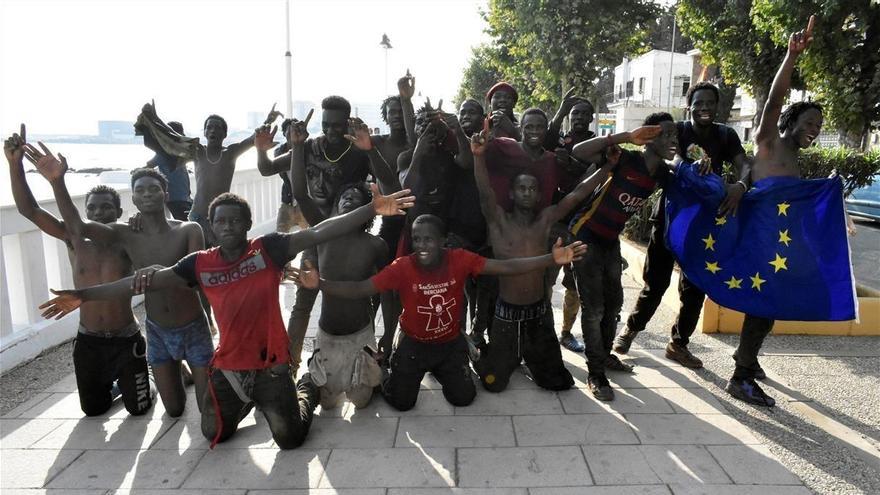 Devueltos a Marruecos los inmigrantes que ayer saltaron la valla en Ceuta