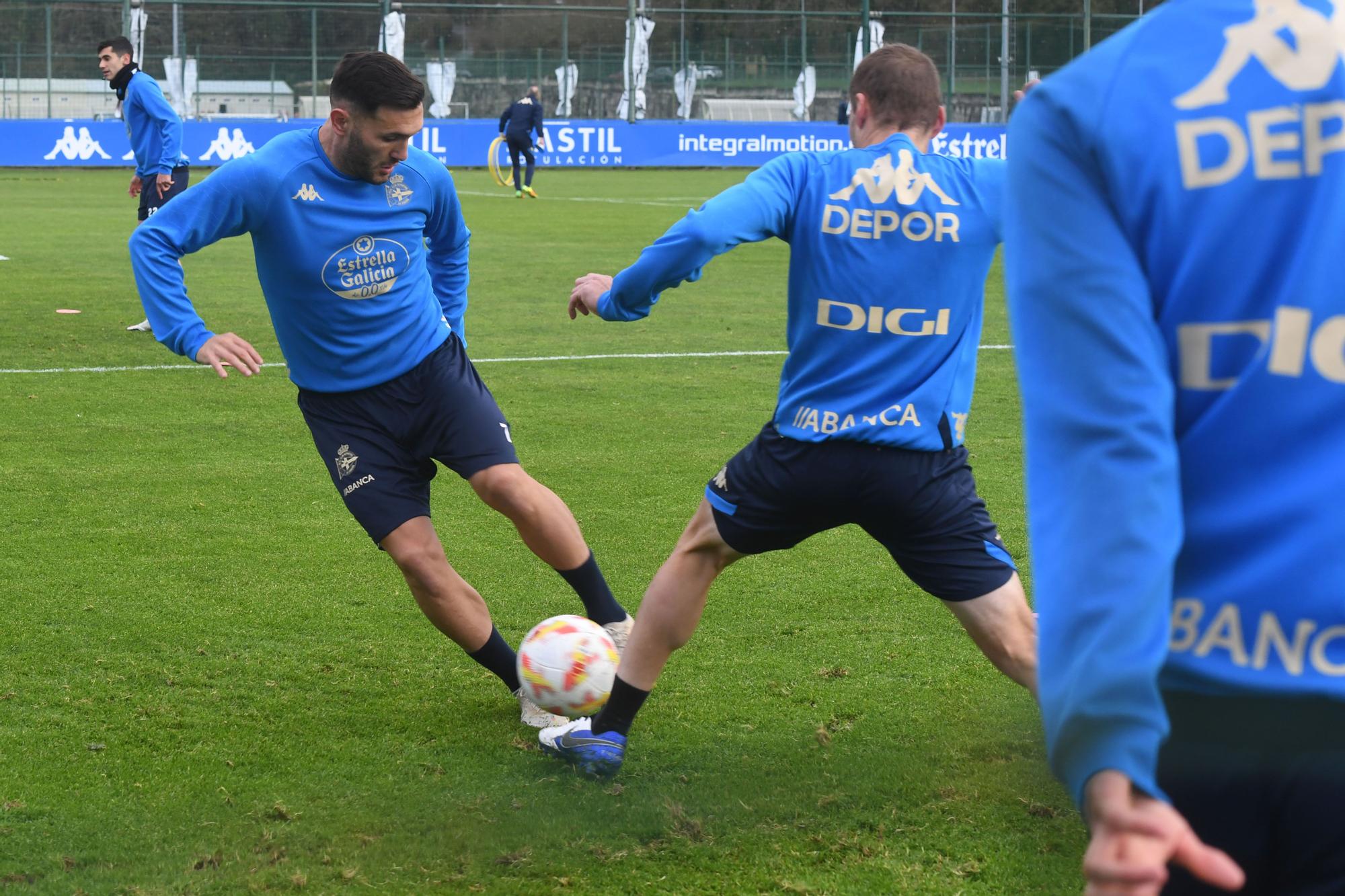 Lucas Pérez, nada menos que uno más en el entrenamiento del Dépor en Abegondo