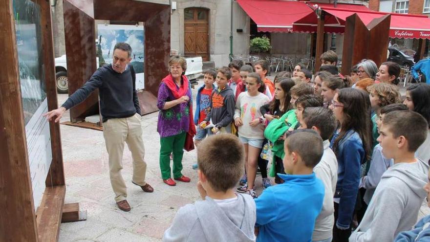 Javier Benito, explicando la historia del Memorial &quot;María Luisa&quot; a los alumnos, ayer, en Infiesto.