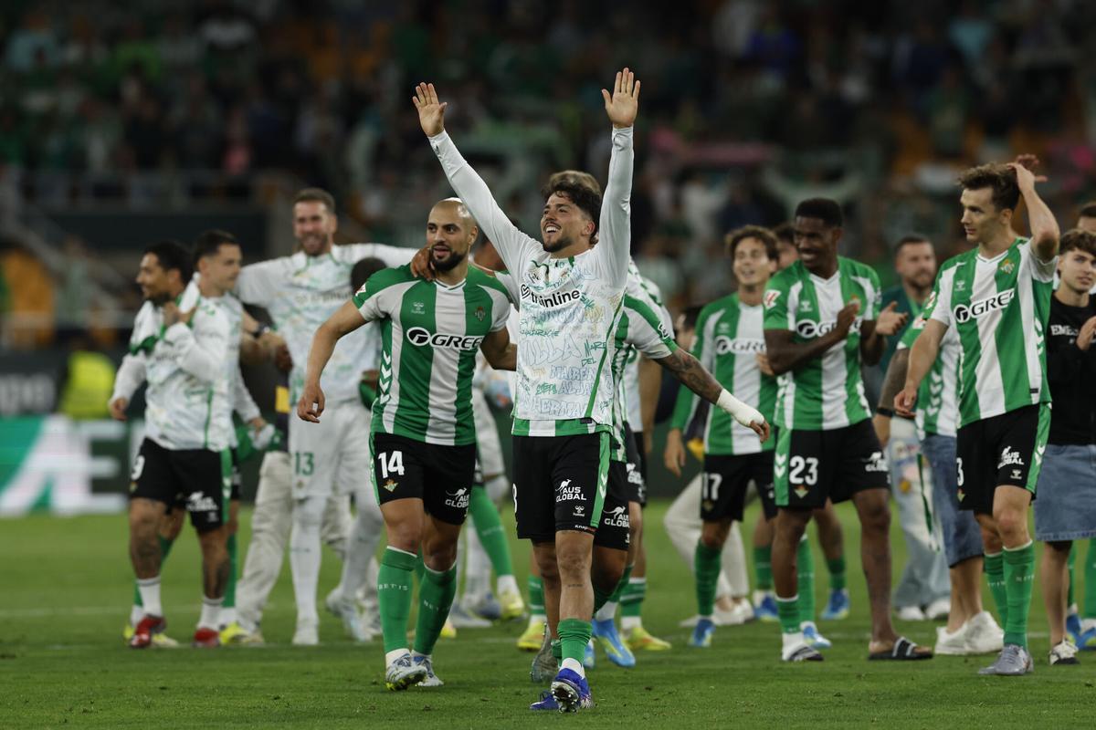 Los jugadores del Betis celebran en el estadio de La Cartuja la clasificación matemática a la Champions League tras vencer al Elche en Liga por 2-1