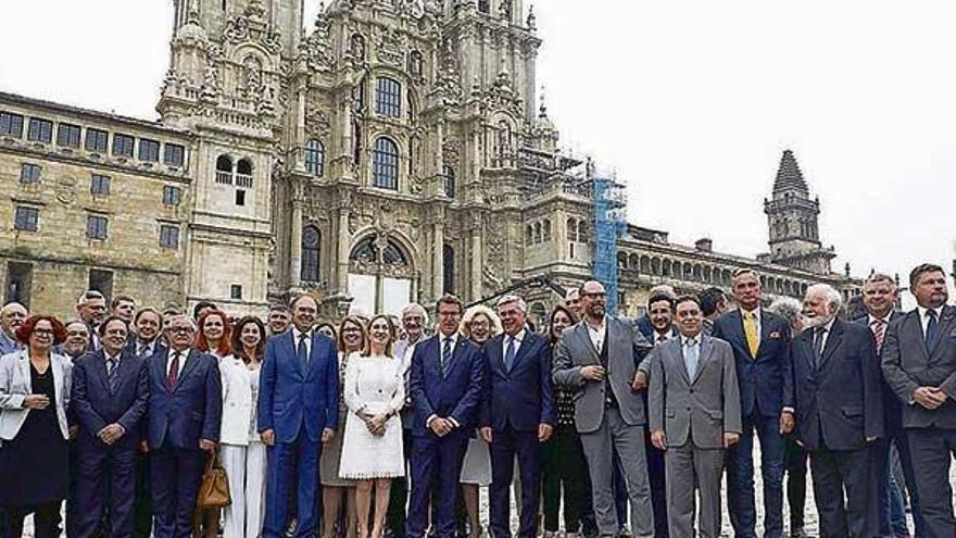 O presidente da Xunta, Alberto Núñez Feijóo, con outras personalidades  na praza do Obradoiro.  // Xoán Álvarez