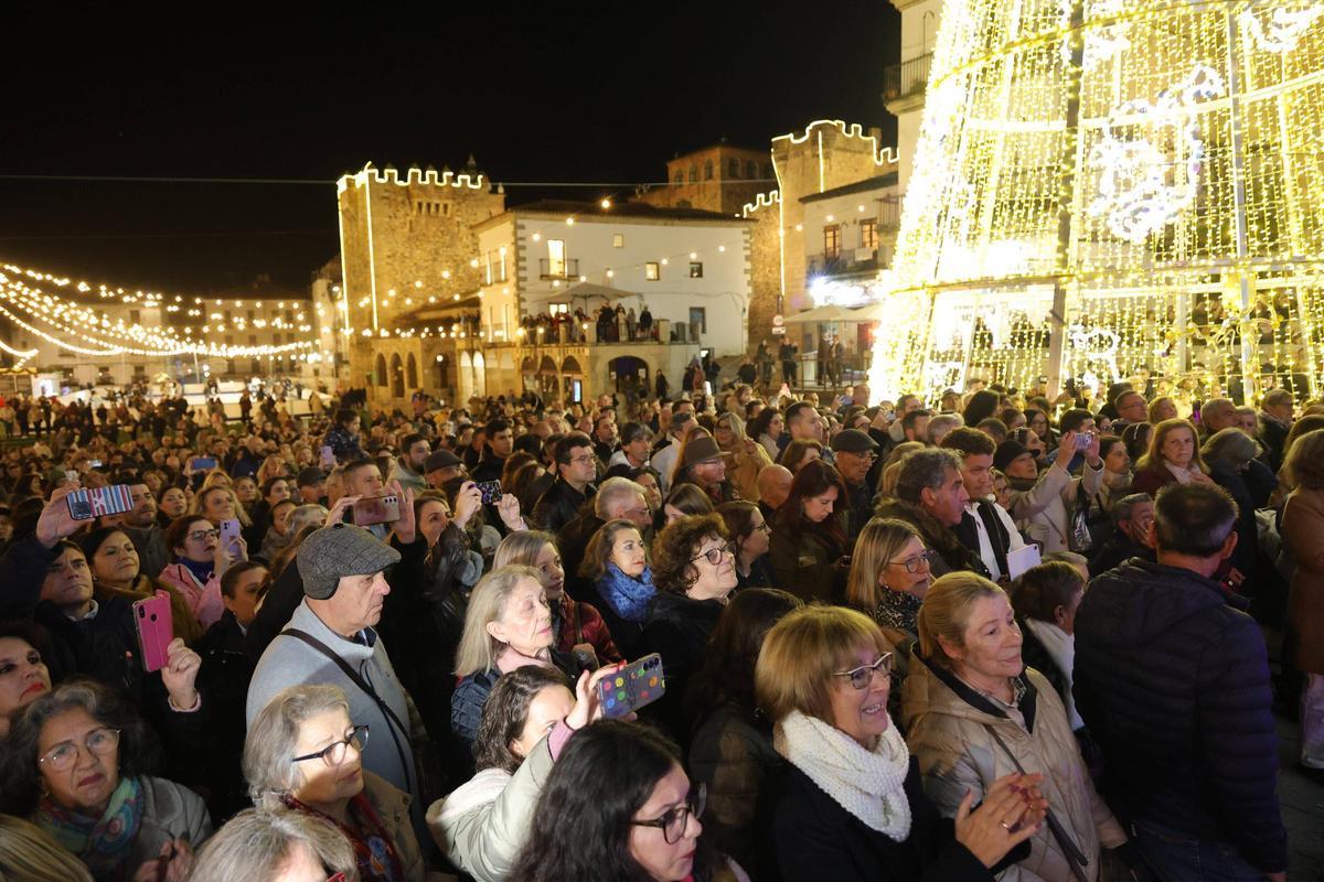 Fotogalería | Así ha sido la multitudinaria Zambombá flamenca en la plaza Mayor de Cáceres