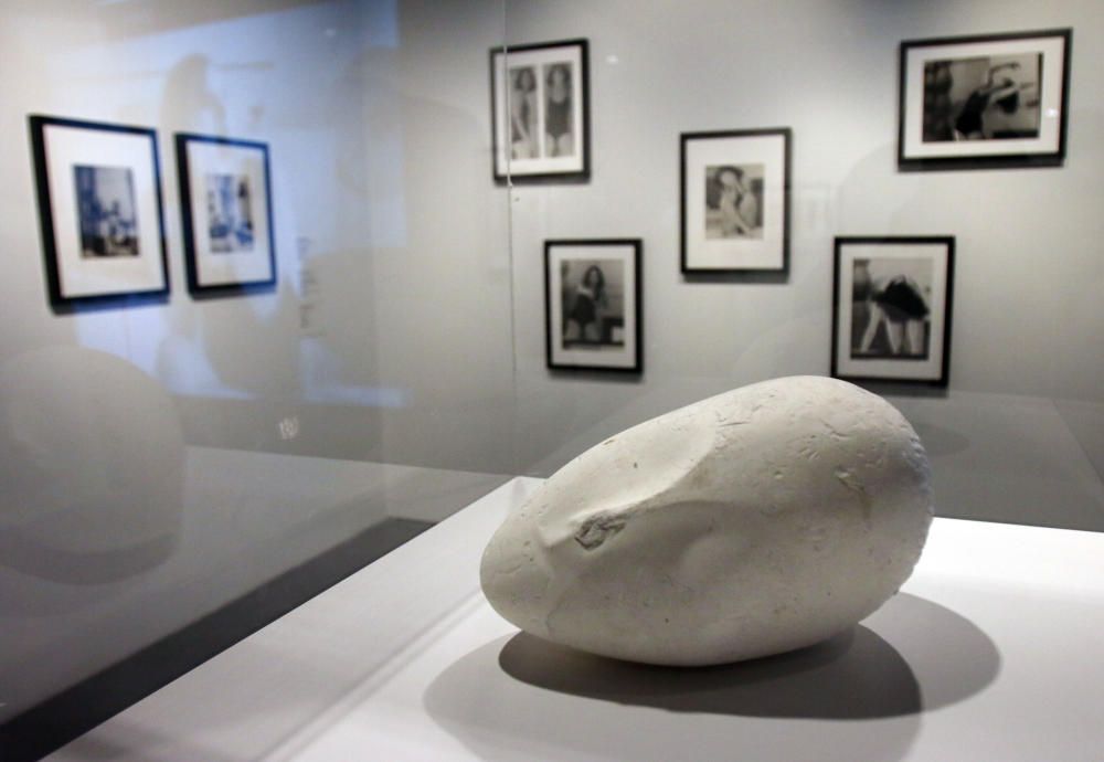 La filial malagueña del museo parisino se sumerge en la obra de Constantin Brancusi a través de un centenar de fotografías, filmaciones, esculturas y dibujos que descubren las inquietudes de un creador que caminó por delante de su tiempo