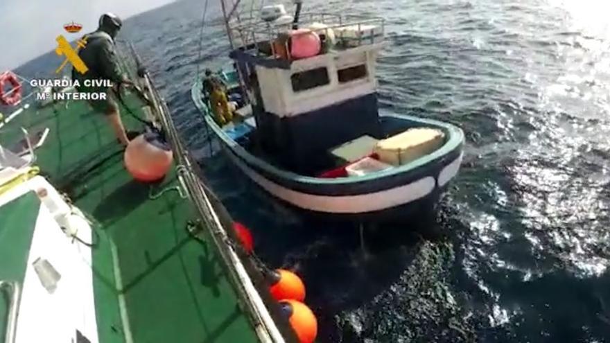 La patrullera de la Guardia Civil junto al pesquero que faenaba con un arte ilegal en Lanzarote.