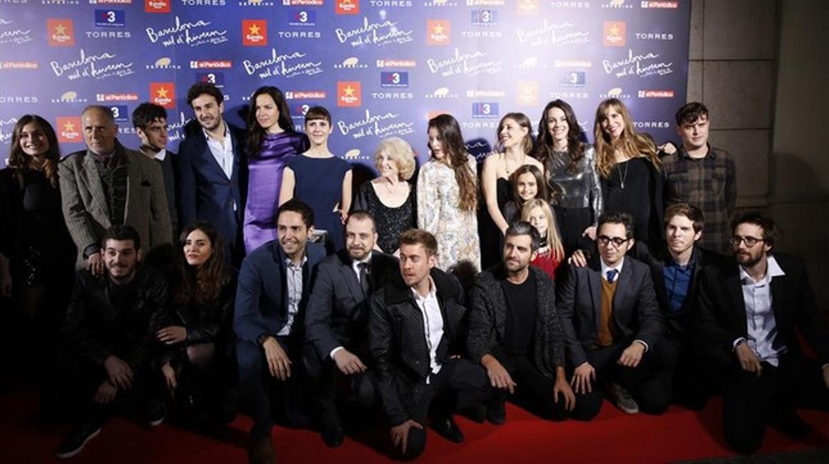 Dani de la Orden, director de ’Barcelona, nit d’hivern’, amb alguns membres de l’equip del film, que es va presentar dimarts a la nit a la Sala Barts.