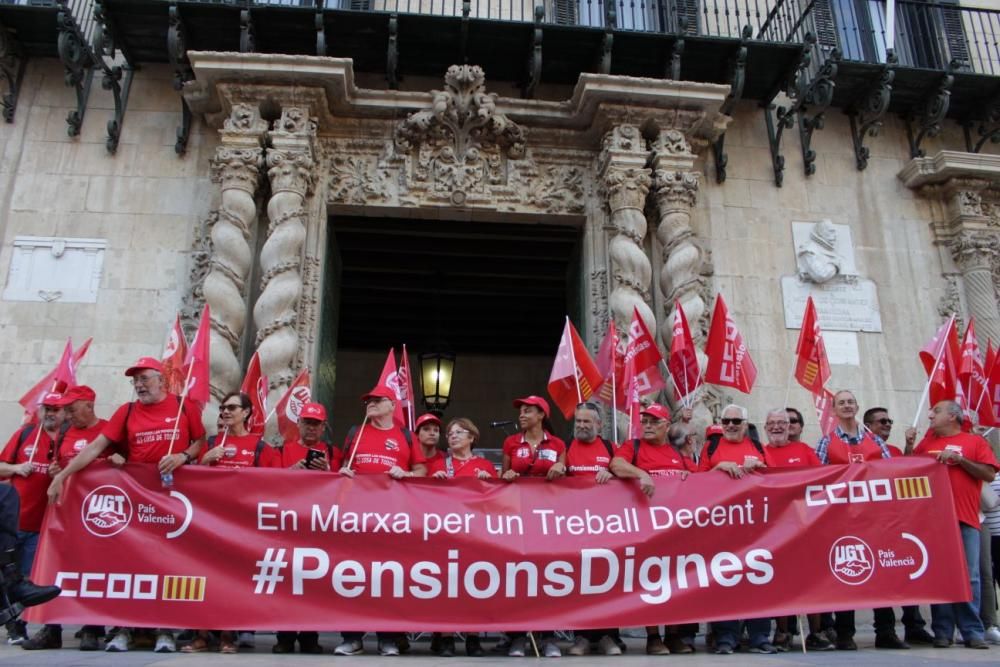 Jubilados y delegados sindicales recorren en una marcha el centro de Alicante para reivindicar la mejora del sistema y empleo de calidad