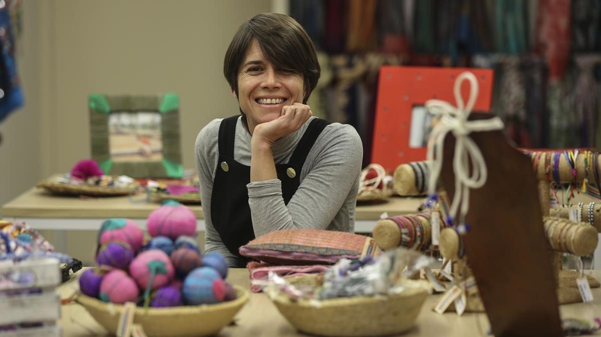 Luque, en la tienda de comercio justo de la Fundación Vicente Ferrer en Barcelona.