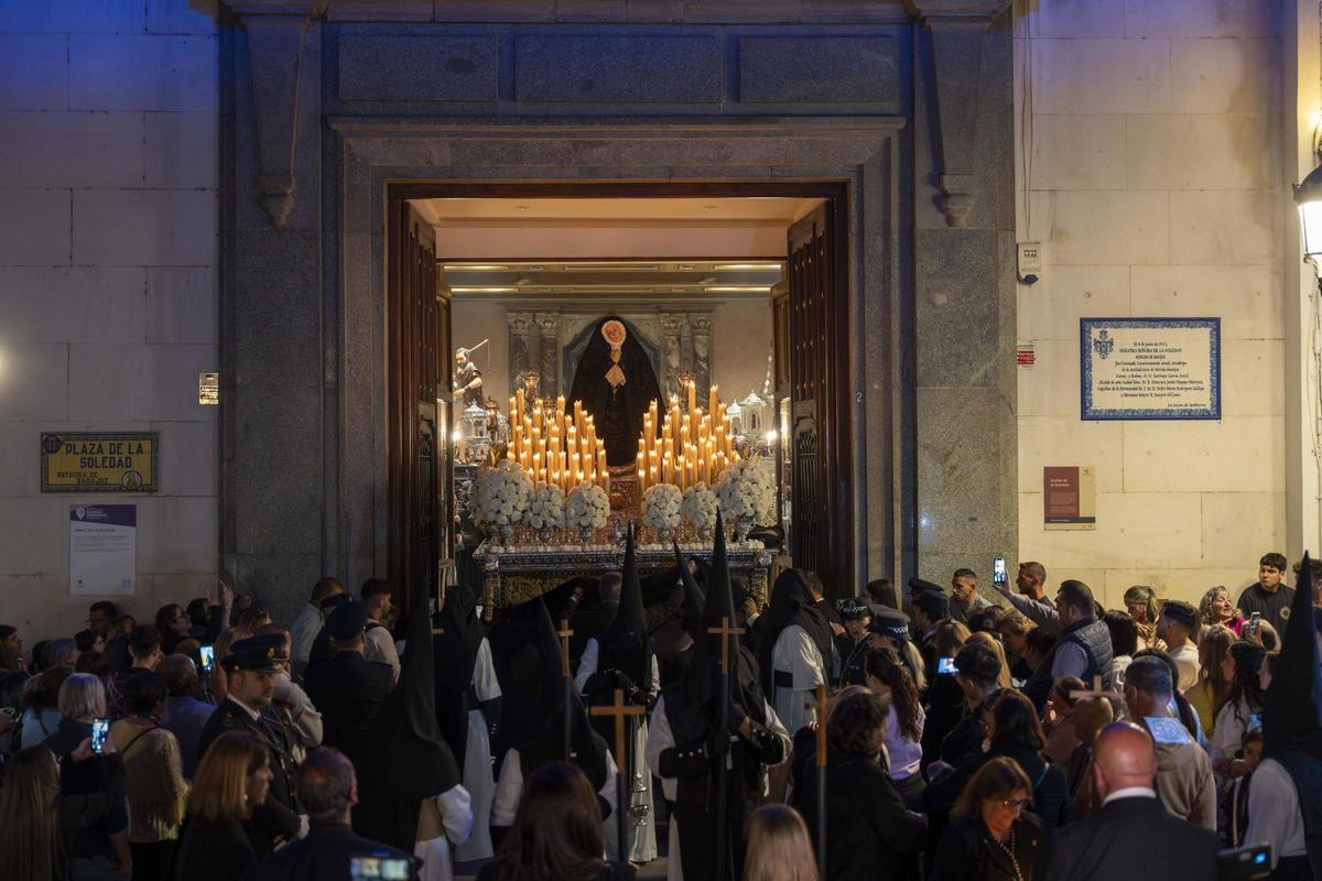 Fotogalería | Miles de fieles acompañan a la Soledad en su procesión más sobria por el Casco Antiguo de Badajoz Fotogalería | Miles de fieles acompañan a la Soledad en su procesión más sobria por el Casco Antiguo de Badajoz