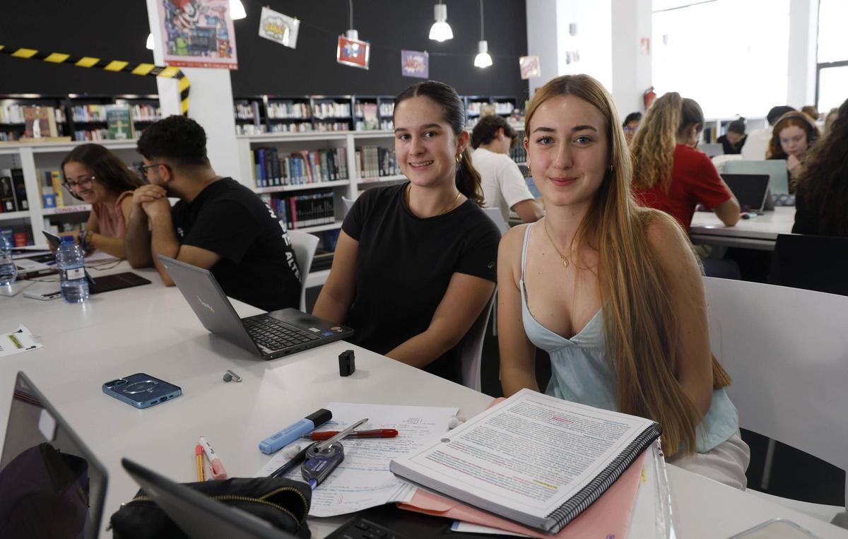 Eva y Carolina en la biblioteca