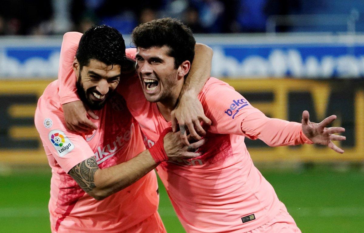 Soccer Football - La Liga Santander - Deportivo Alaves v FC Barcelona - Estadio Mendizorroza, Vitoria-Gasteiz, Spain - April 23, 2019  Barcelona’s Carles Alena celebrates scoring their first goal with Luis Suarez  REUTERS/Vincent West