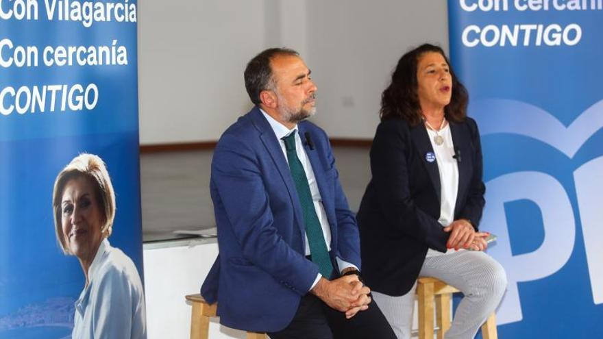 Julio García, junto a Elena Suárez, portavoz del Partido Popular.  | // FDV