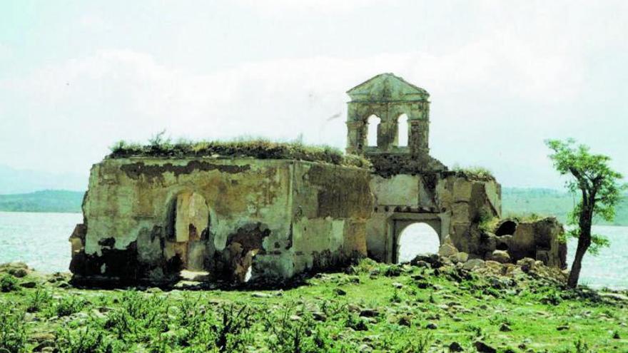 Iglesia de Peñarubia, en el embalse de Guadalteba