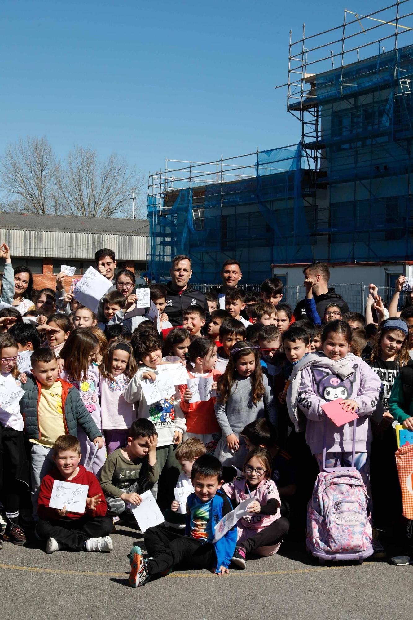 EN IMÁGENES: Así ha sido la visita del Avilés al colegio Marcelo Gago