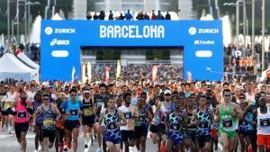 BARCELONA, 07/11/2021.- Un total de 15.100 atletas participaron esta mañana en la maratón de Barcelona disputada por las calles del centro de la ciudad. EFE/ Andreu Dalmau
