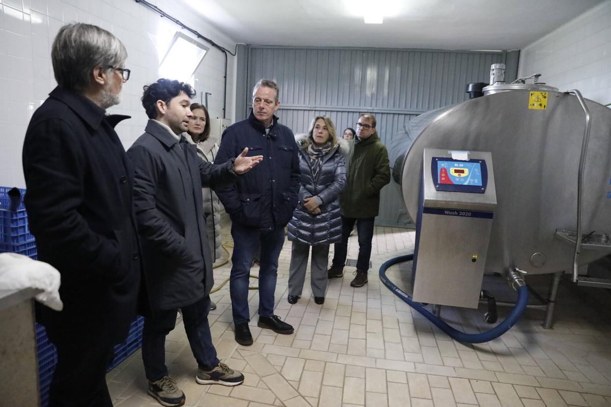 Pablo Álvarez detalla el proceso de la quesería Gorfolí a representantes del Camín Real de la Mesa y al consejero de Medio Rural, Marcelino Marcos.