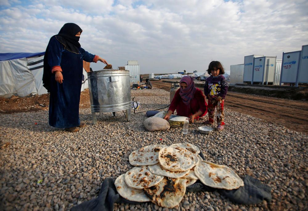 Mujeres desplazadas, que huyen del Estado Islamico, hacen pan en Hassan Sham, este de Mosul, Iraq.