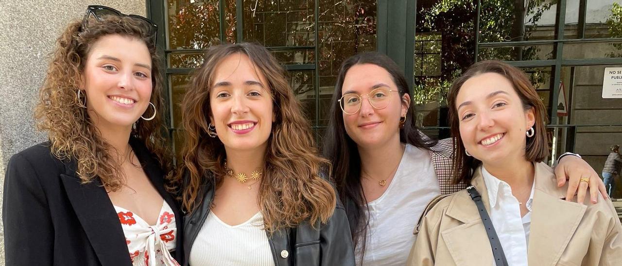 Inés, por la izquierda y que también comparte piso, Maialen y dos de sus compañeras, Laura y Nieves.