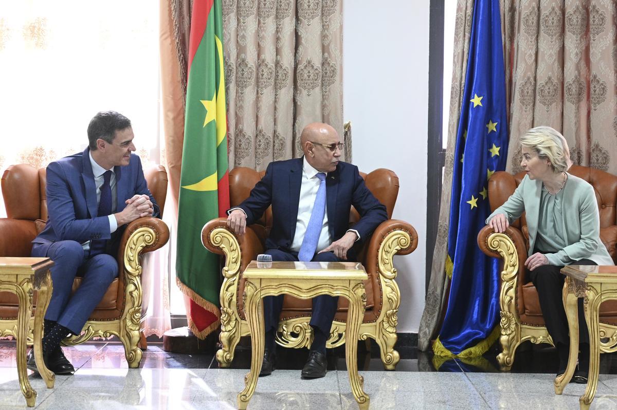 NUAKCHOT (MAURITANIA), 08/02/2024.- El presidente del Gobierno de España, Pedro Sánchez (I), y la presidenta de la Comisión Europea, Ursula von der Leyen, se reúnen con el presidente mauritano, Mohamed Ould Ghazouani, en el Palacio Presidencial, este jueves, en Nuakchot (Mauritania). EFE/ Borja Puig de la Bellacasa/Pool Moncloa SOLO USO EDITORIAL/SOLO DISPONIBLE PARA ILUSTRAR LA NOTICIA QUE ACOMPAÑA (CRÉDITO OBLIGATORIO) / SOLO USO EDITORIAL/SOLO DISPONIBLE PARA ILUSTRAR LA NOTICIA QUE ACOMPAÑA (CRÉDITO OBLIGATORIO). DIPLOMACIA. UE. UNION EUROPEA.