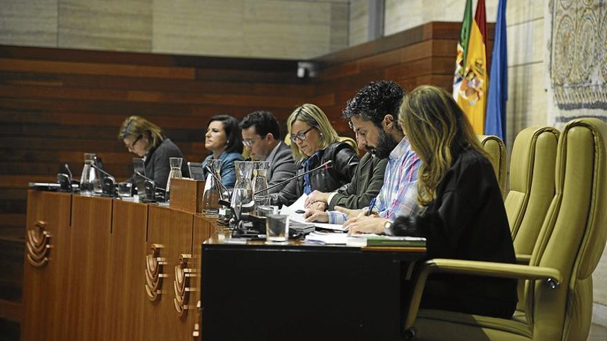 La Asamblea de Extremadura insta a la Junta a acelerar la aplicación de la ley LGBTI