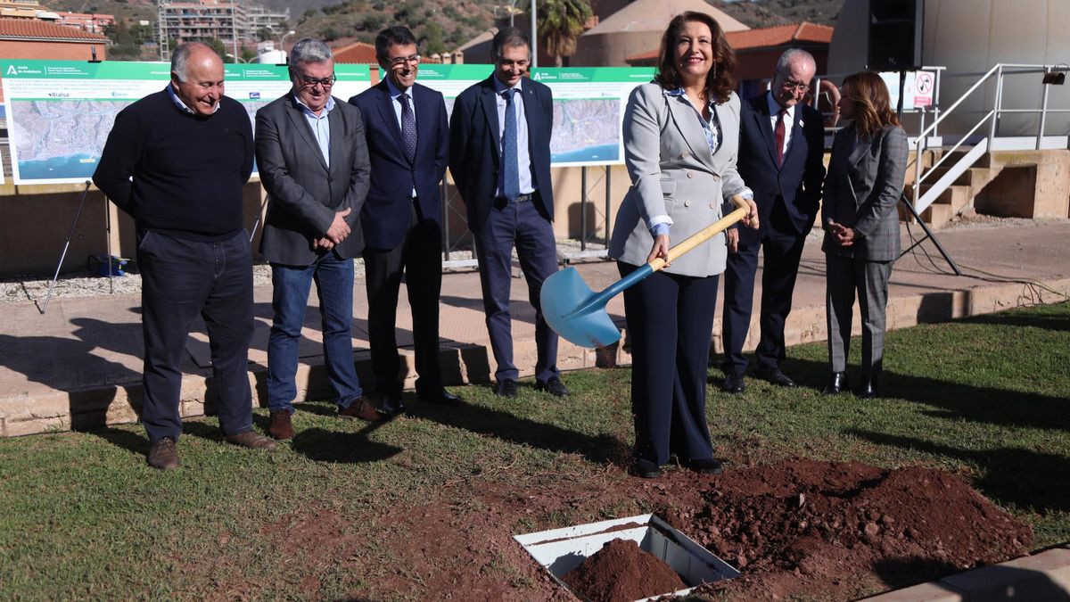 Carmen Crespo coloca la primera piedra en la depuradora del Peñón del Cuervo.