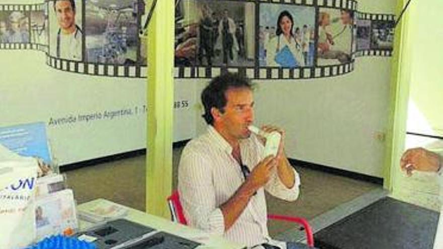 Un paciente durante una espirometría. | L.O