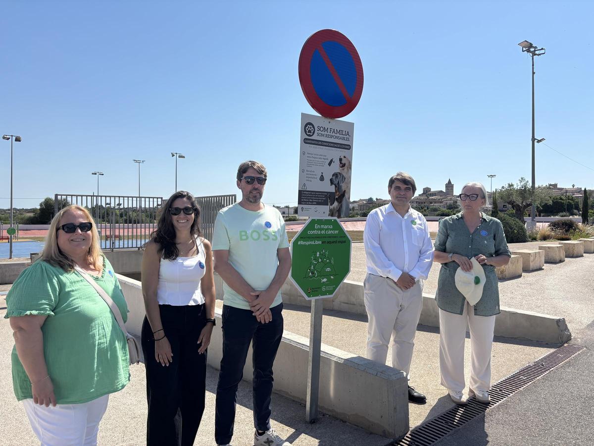 Representantes municipales de Sineu y de la AECC, este viernes en el polideportivo de Sineu.