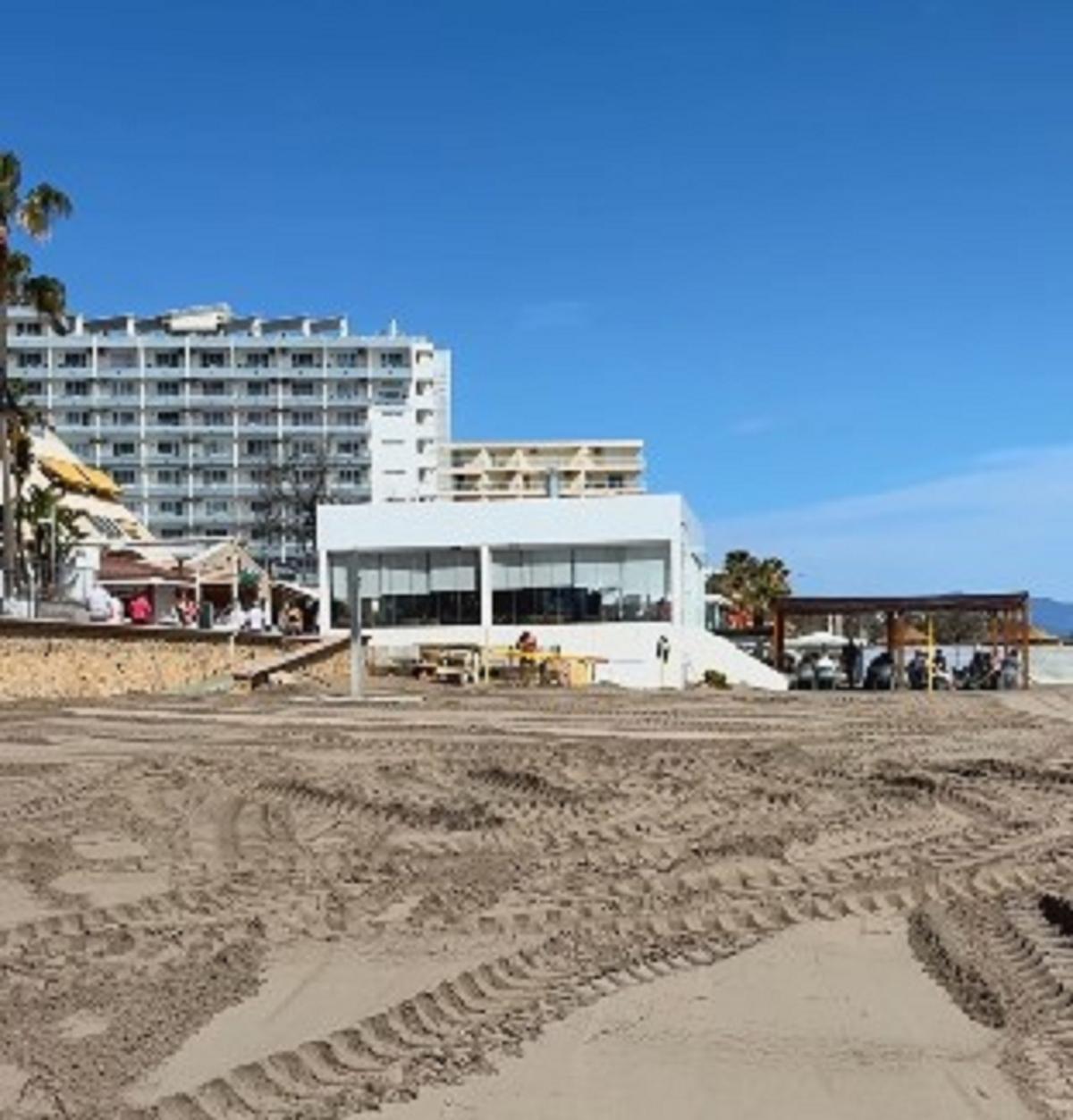 Torremolinos está regenerando sus playas con medios propios para recibir a los turistas esta Semana Santa.