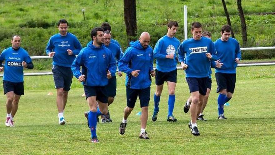 Los jugadores del Avilés, en el campo de Las Torres (Pillarno).