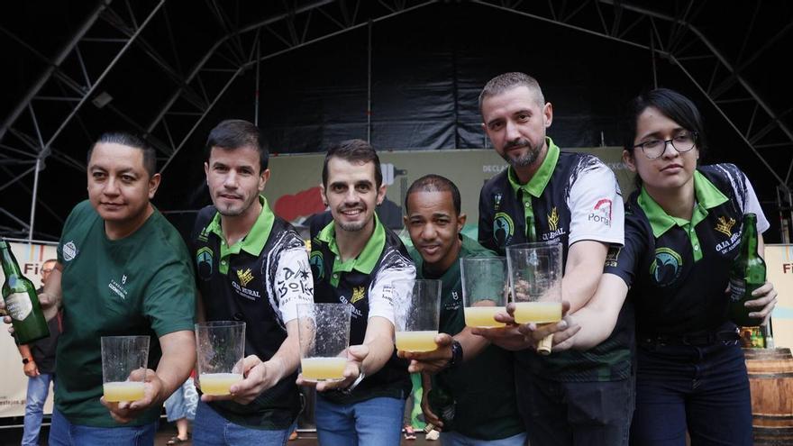 Los "magos" del escanciado de sidra se citan en Gijón: un concurso muy reñido y un claro ganador