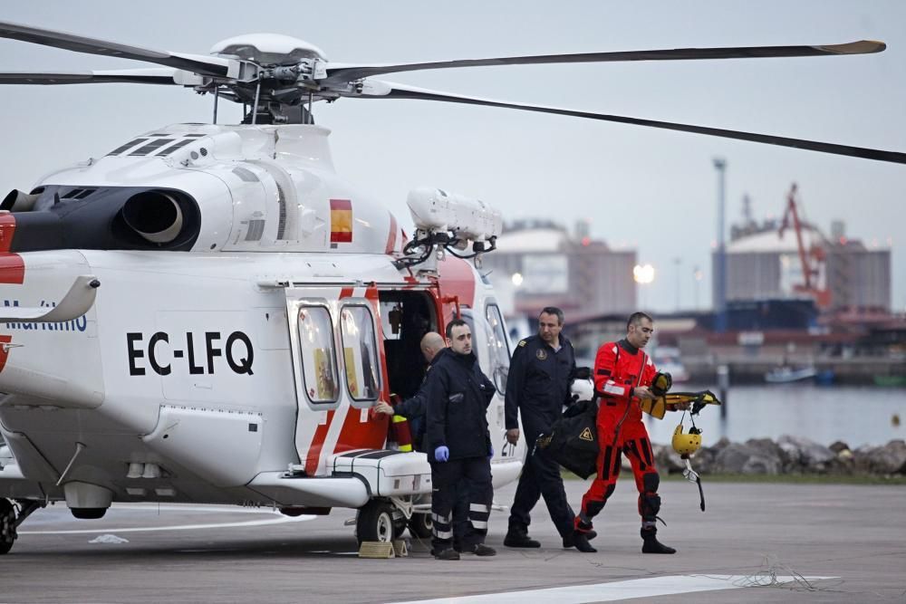 Rescatados 12 tripulantes de un pesquero hundido al norte de Luarca