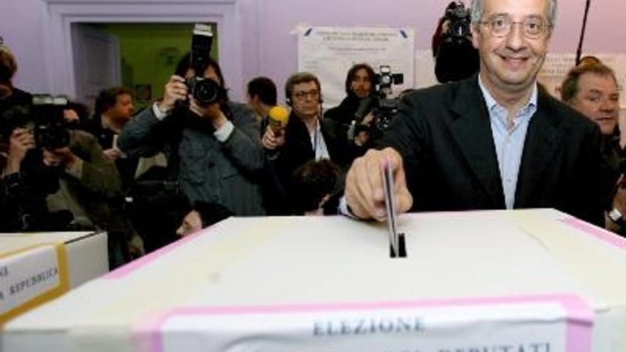 El candidato Walter Veltroni deposita su voto en un colegio electoral de Roma (Italia). Más de 47 millones de italianos están llamados a las urnas para elegir un nuevo Parlamento y un nuevo primer ministro. Los votantes italianos elegirán en las urnas entre una nueva política representada por el recién creado Partido Demócrata (PD) y la &quot;cara nueva&quot; de Walter Veltroni o volver a lo ya conocido y repetir un gobierno del conservador Silvio Berlusconi.