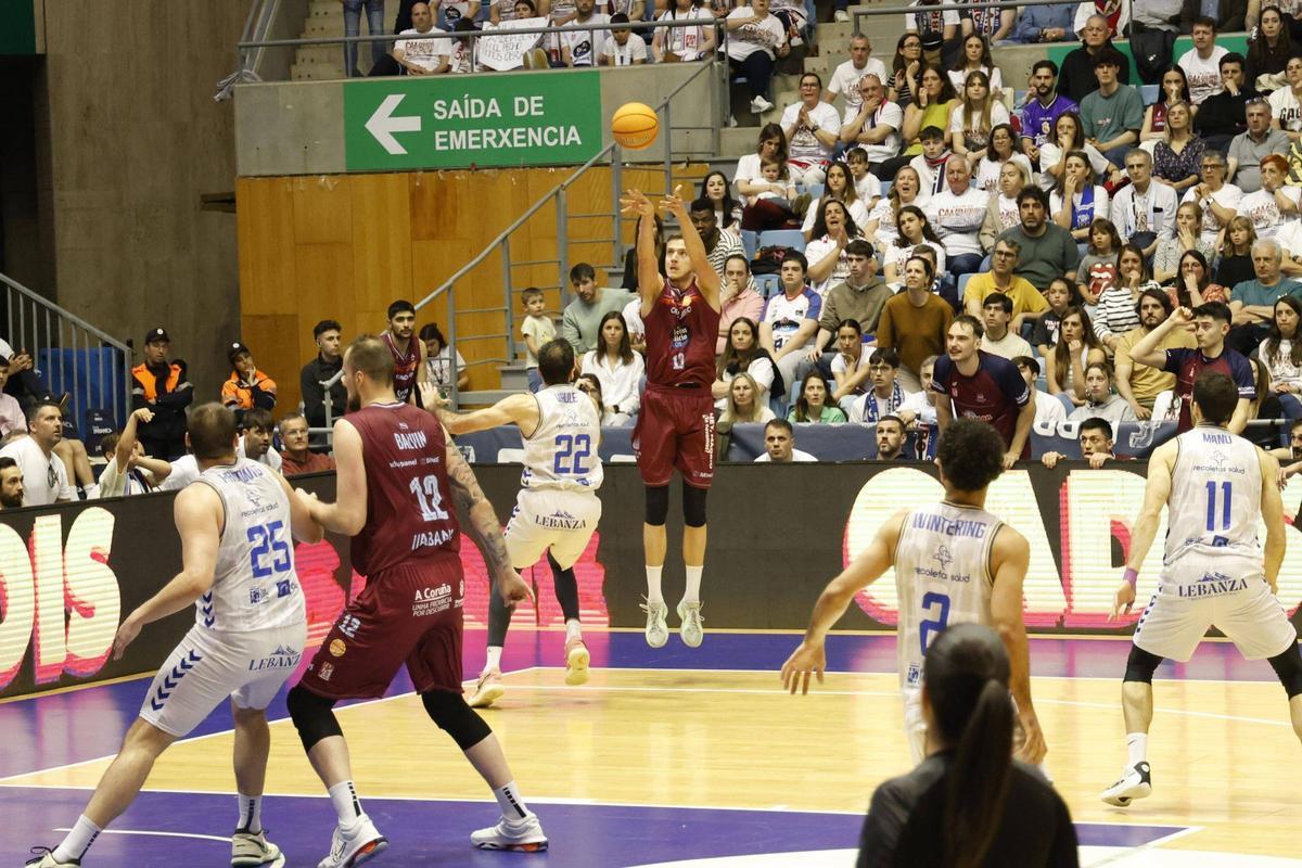 Micovic lanzando un triple desde la esquina