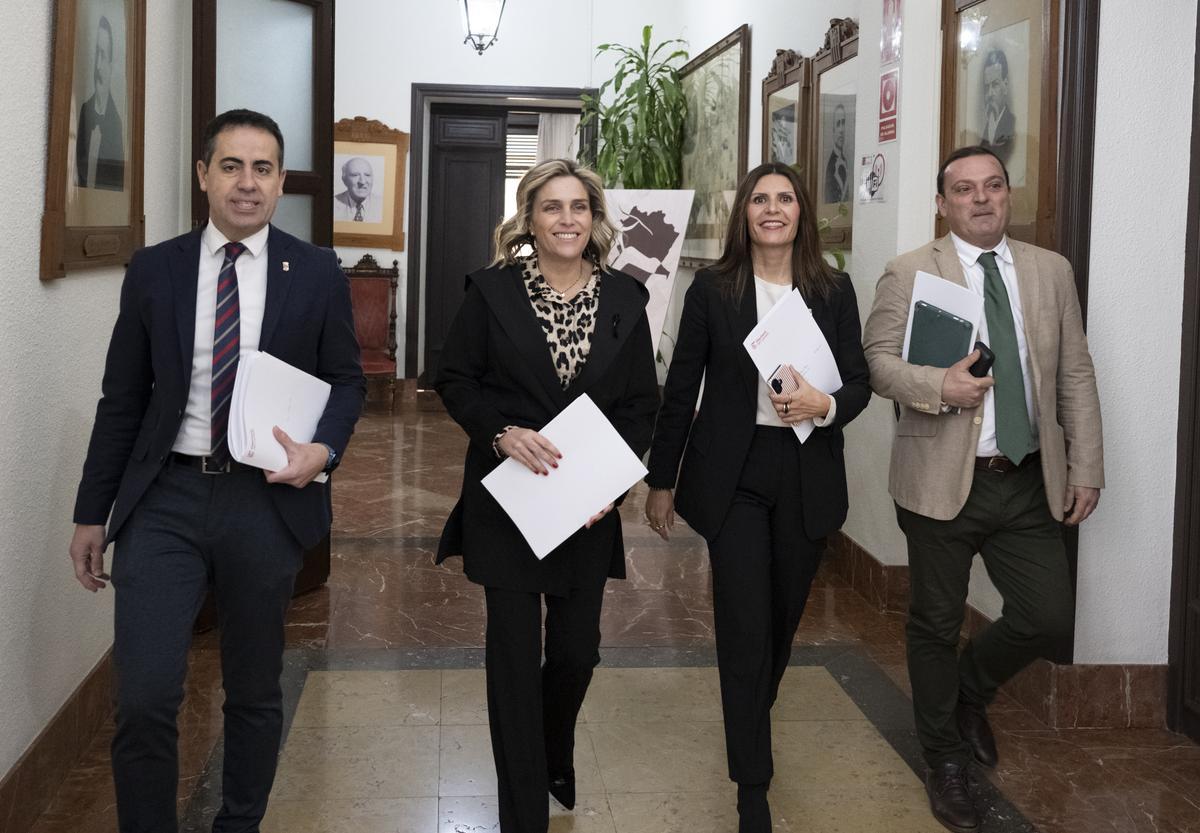 La presidenta de la Diputación, Marta Barrachina, con los vicepresidentes Folgado, Pallarés y Martínez.