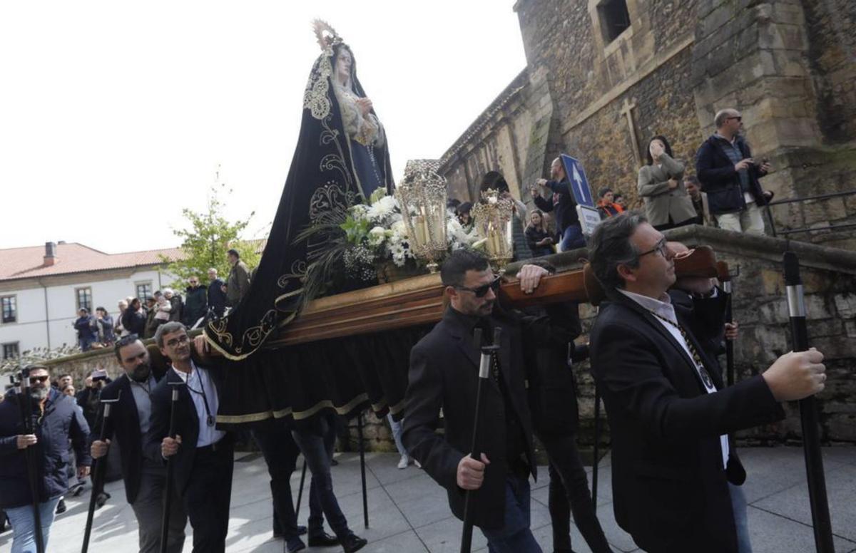 A la izquierda, el traslado, ayer, de la Virgen de los Dolores desde la parroquia de San Nicolás a su sede de la calle Galiana; a la derecha, la Virgen de La Soledad a punto de iniciar su procesión por el barrio de Sabugo la noche del pasado viernes. | R. S. / F. L. J.