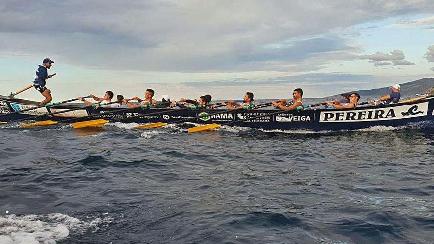 La trainera de Tirán entrenando en aguas vascas.