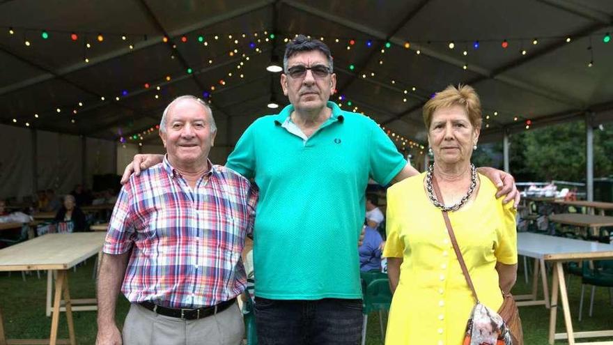 De izquierda a derecha, Rogelio Gutiérrez, José Antonio Testera y Josefina García, ayer, en las fiestas de Torres de Pando.