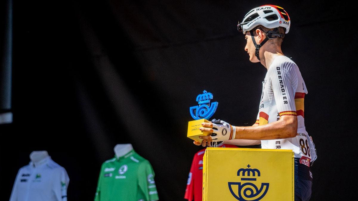 Entrega del galardón de la clasificación por equipos de La Vuelta, patrocinado por Correos