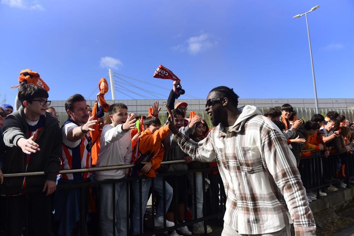 Llegada de los jugadores del Leyma al Coliseum antes del derbi frente al Obradoiro