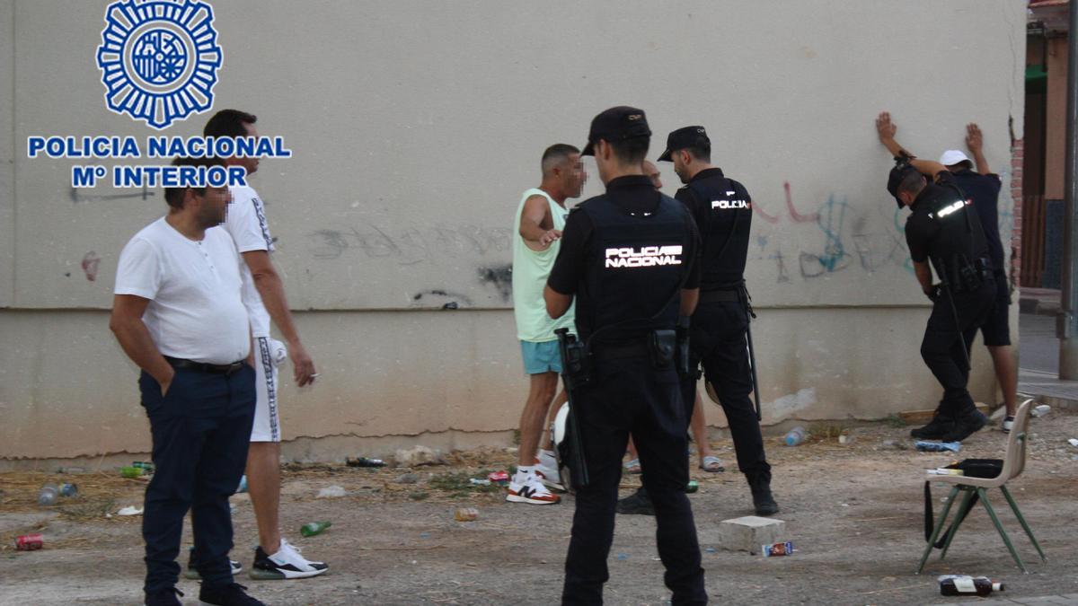 Agentes de la Policía, identificando a sospechosos