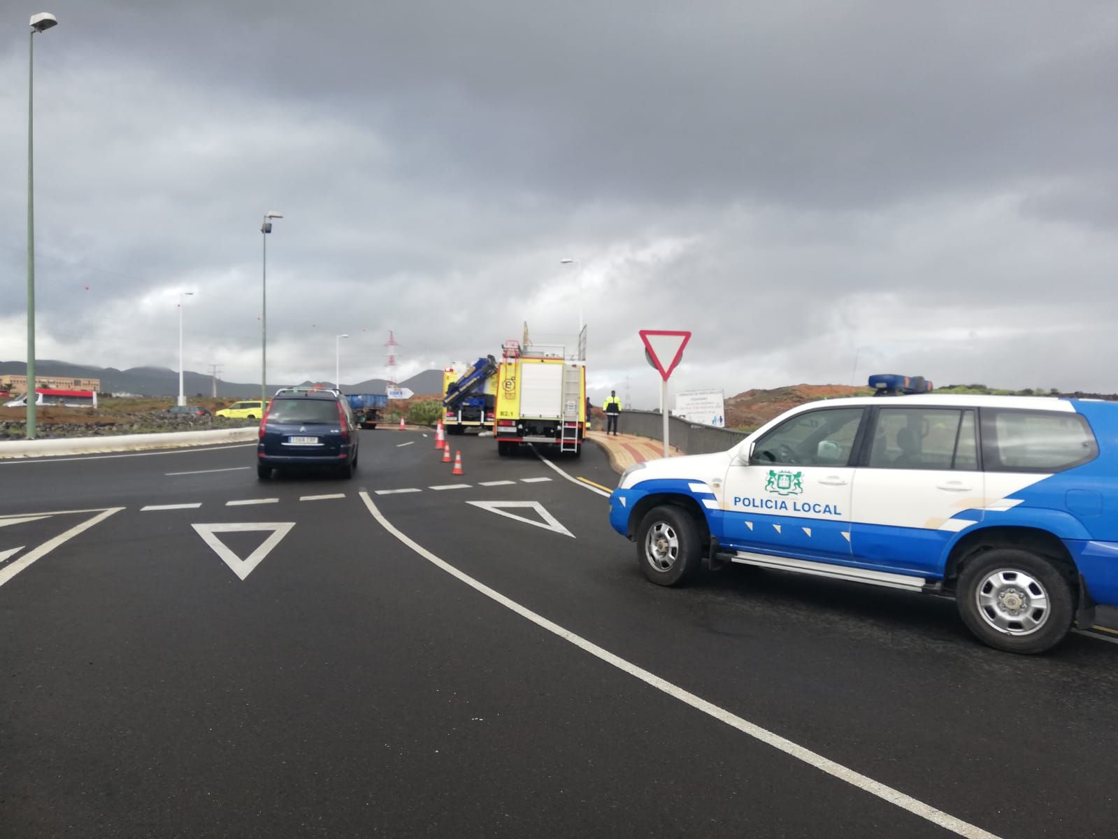 Accidente en Ingenio con dos personas atrapadas en un vehículo